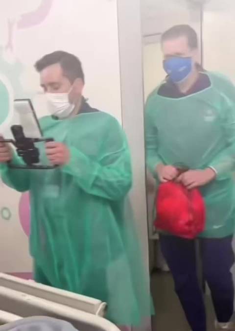 什琴斯尼随俱乐部探望医院的儿童，亲切友善