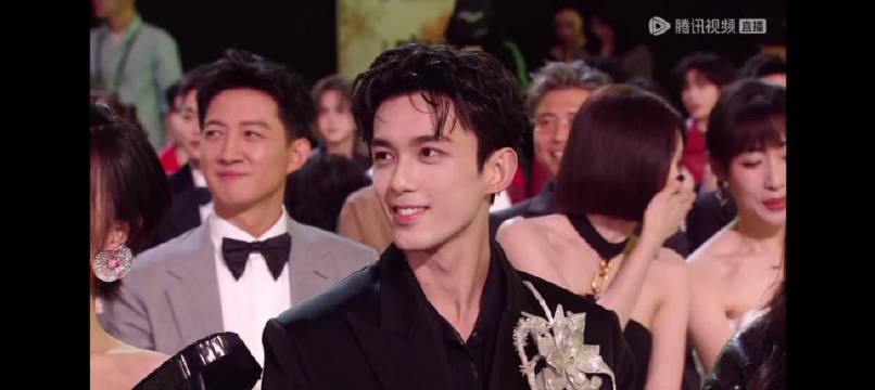 吴磊亮相星光大赏内场，与倪妮宋佳热聊