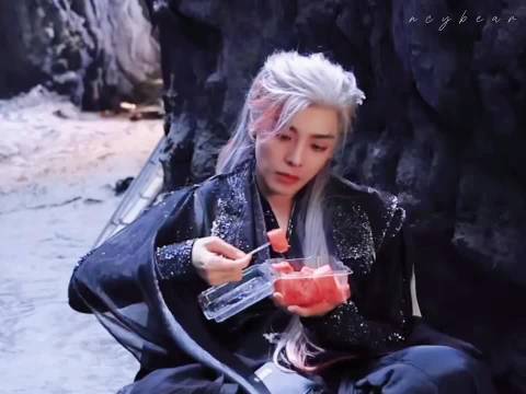 小猫哥吃播来了，嘴巴鼓鼓的吃东西真的好可爱