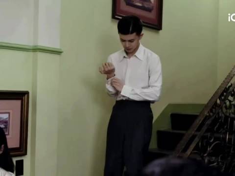 下楼梯扣袖扣那一瞬， 谁能扛住何贤的苏感暴击！ 气定神闲耸肩杀