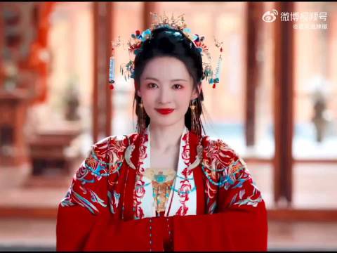 一张绝美的脸后面是一张更美的脸