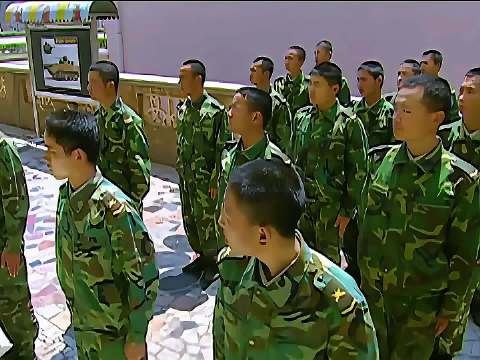 士兵突击中钢七连解散，为什么只留了许三多一个兵