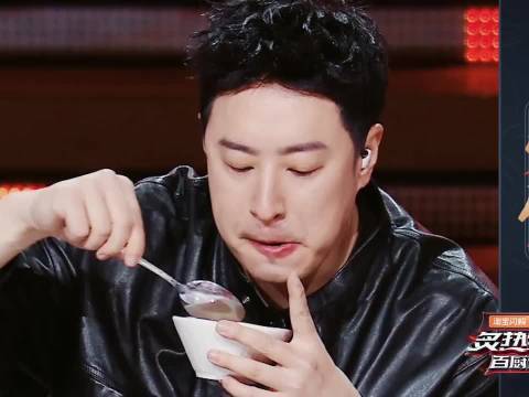 看来潘玮柏是真的饿了，不知道的还以为他是在参加大胃王比赛， 百厨大战