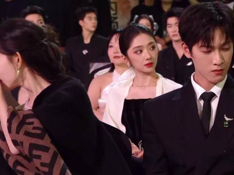 星光大赏内场鹿姐孟姐小林捂嘴热聊