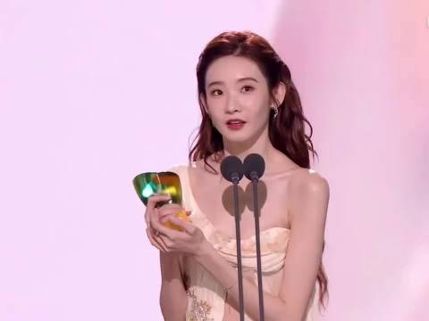 张艺凡：“感谢我的公司，时代峰峻！” 台下大喊：“倒闭了！”