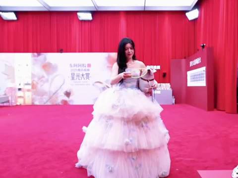 姐姐获赠小狗紧盯主人,元气满满亮相红毯