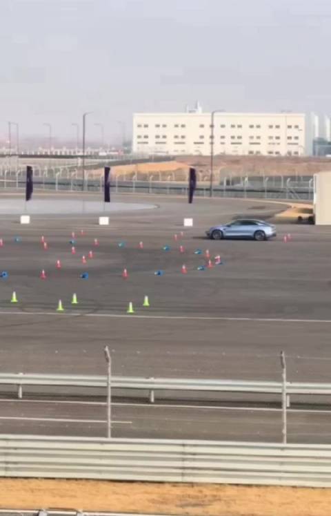 仰望U7云辇-Z颠覆传统汽车行驶姿态