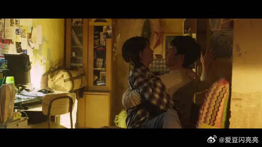 周冬雨和男友搬到小房子，感情让人羡慕