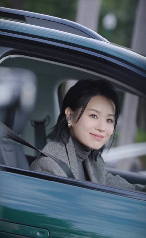 胡杏儿解锁新身份，成为香港首位零跑C10车主