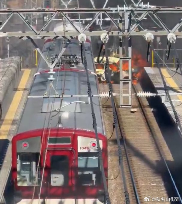 580人惊魂！日本京都轿车擅闯平交道遭电车撞击起火