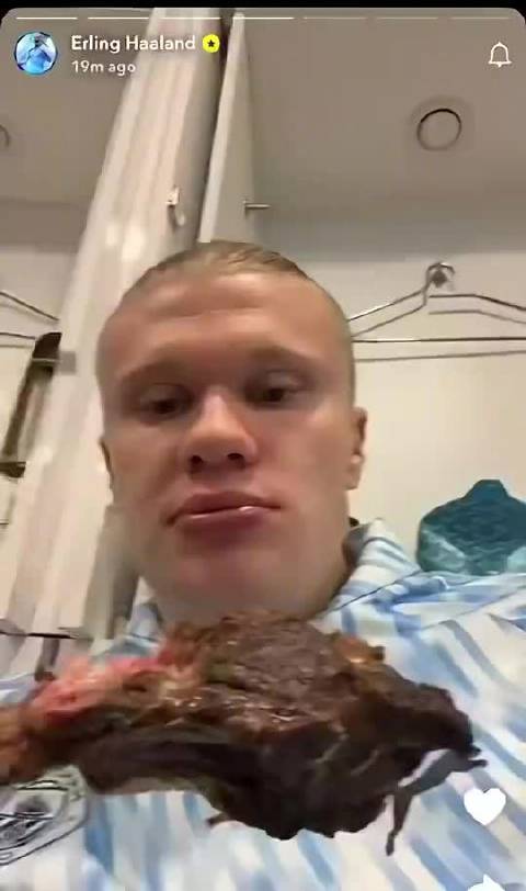 两射一传赢下西汉姆联，赛后哈兰德在更衣室大口吃肉