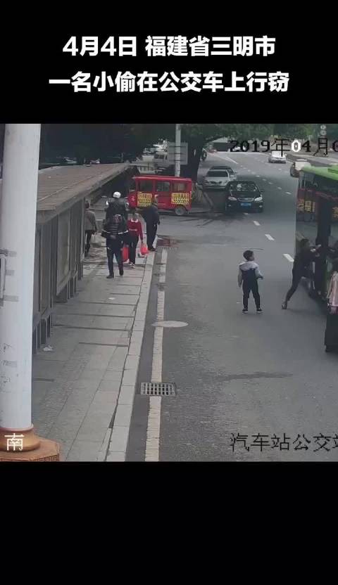 小偷公交车上行窃，女警把孩子交给受害者，狂追一公里制服小偷，点赞！