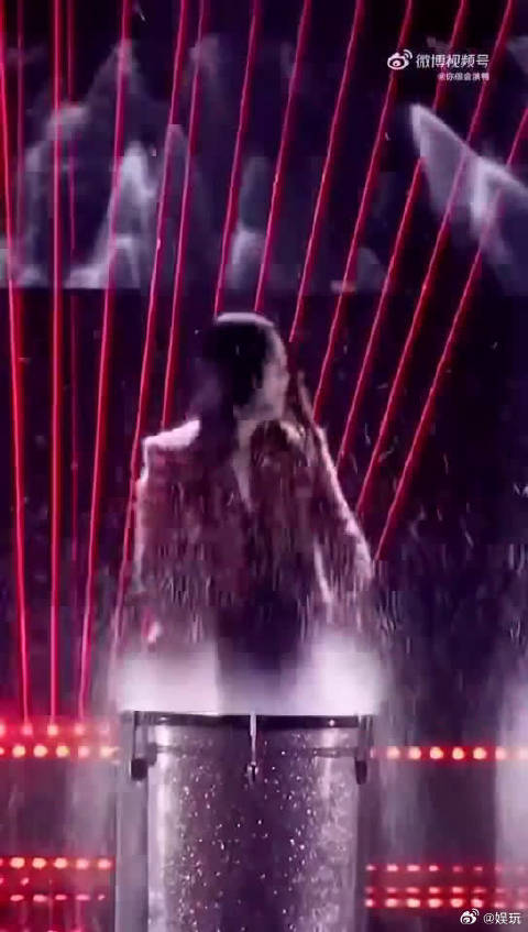 那英《声鸣远扬》唱跳舞台引热议，何炅一句话唤醒浪姐记忆