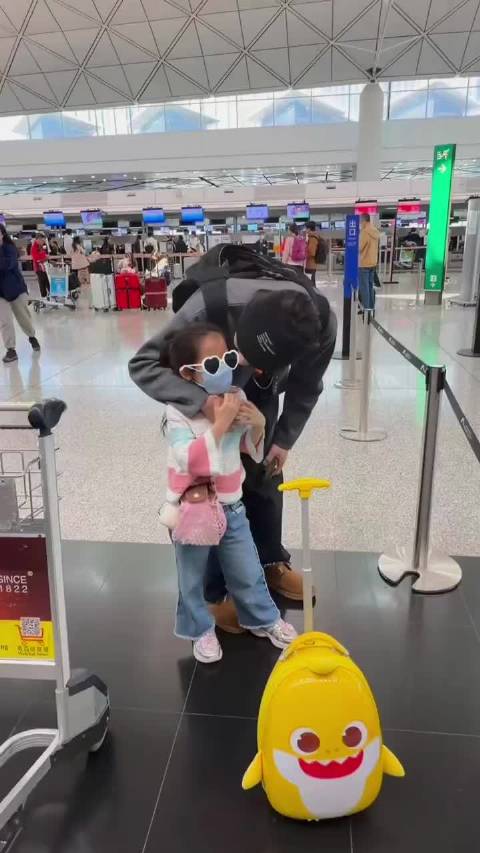 郭碧婷带女儿送机向佐，向芷依依不舍在爸爸怀里哭了