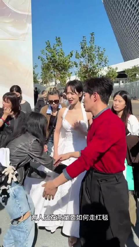 曹骏骑玩具马与宋茜同走红毯，现场展示枪法帅气十足