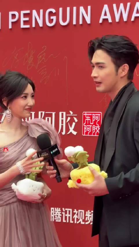 毛晓彤张彬彬金鹅荣誉同框，南北夫妇CP感十足