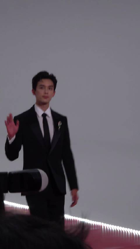 磊子看中间！ （一个歪头 ）