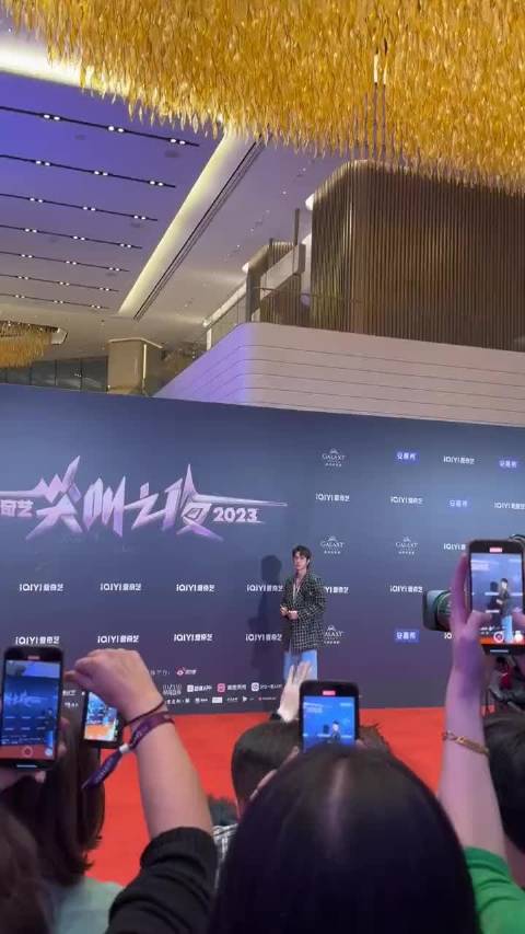 王一博 明月清风皆入你眼，星光烂漫皆你是美好，愿我怦然心动如往昔