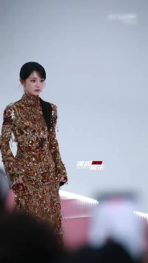 田曦薇星光大赏穿金色礼服露美背