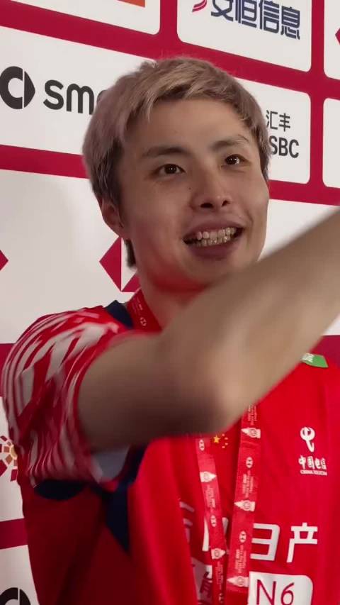 石宇奇总决赛后调侃球迷换横幅，笑谈30岁显坦然