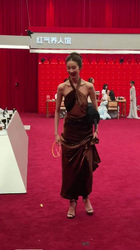 妈呀张艺凡瘦的啊！细长一条人