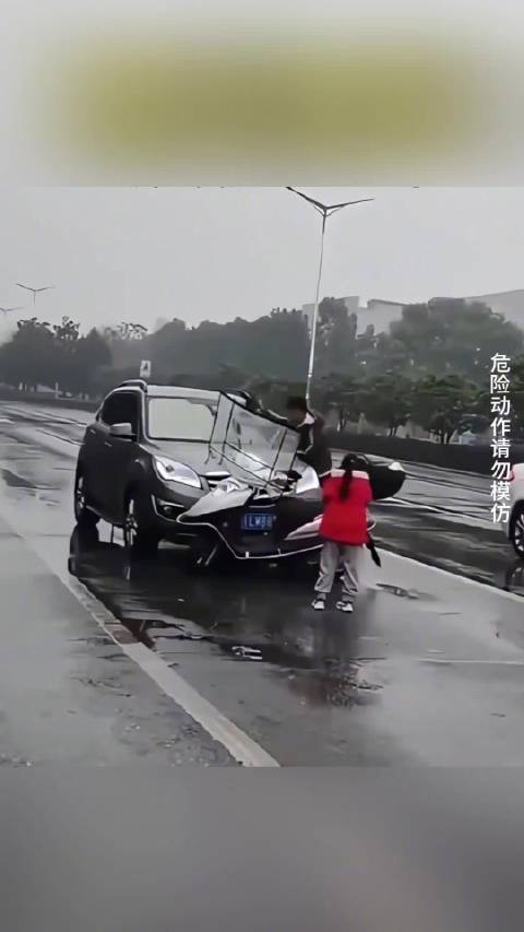 湖北警方通报男子拦停打砸车辆玻璃