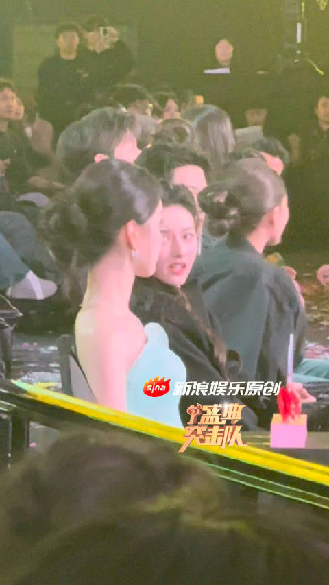 宋祖儿在星光大赏内场 拥抱玩宋佳，又和陈都灵聊上了哈哈
