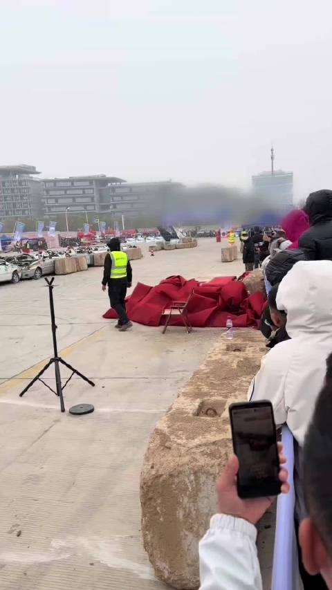 武汉越野活动惊险一幕，小孩淡定脱险