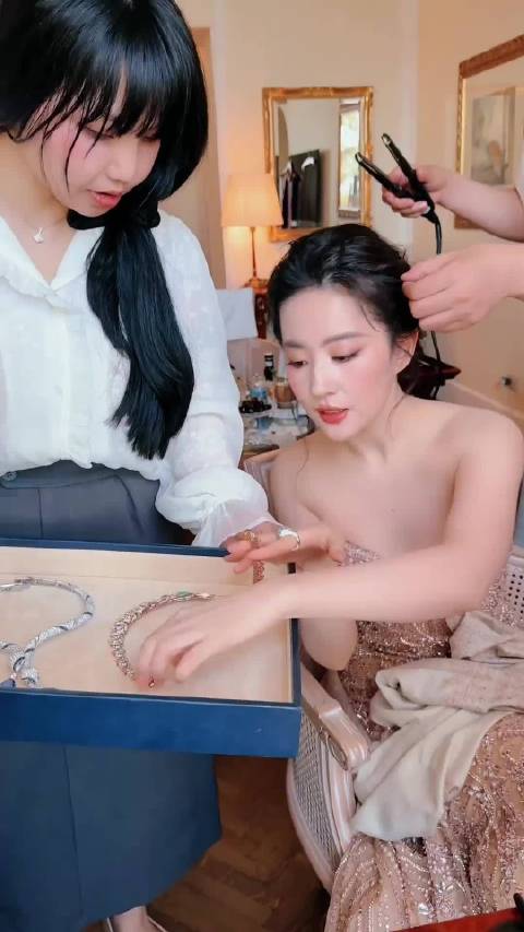 珠宝只有戴在刘亦菲这张绝美的脸上才会更加绚烂夺目！