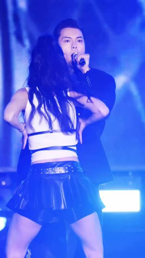 陈伟霆和女舞者跳双人舞，泸州音乐节现场 唱跳直拍