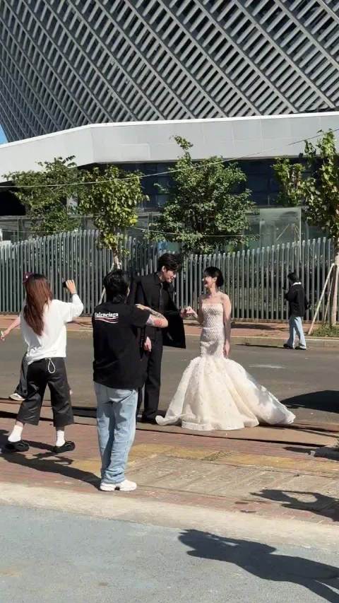 张彬彬毛晓彤牵手一起走好甜啊，张彬彬小心翼翼的