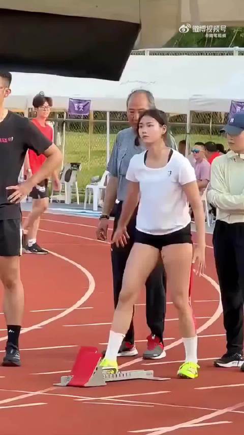 吴艳妮和夏思凝的经典画面，你更喜欢她俩谁？