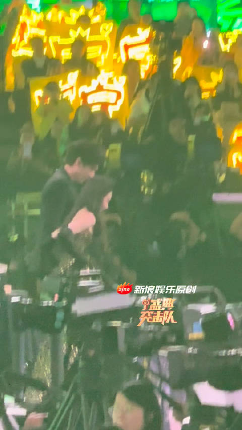 刘宇宁、宋祖儿在一起上台领奖啦