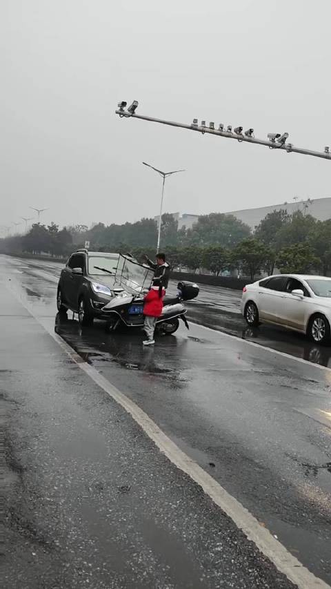 轿车压积水溅湿摩托男，小女孩受惊吓