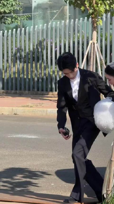 我公开造谣：丞磊和周也结婚了，婚礼进行中，还差头纱吻环节，请识趣