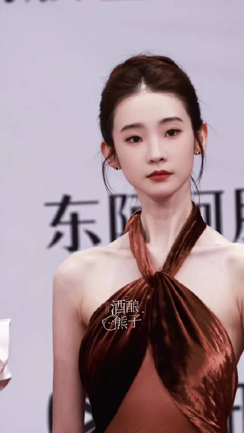 张艺凡好长一条人，仪态气质都好好