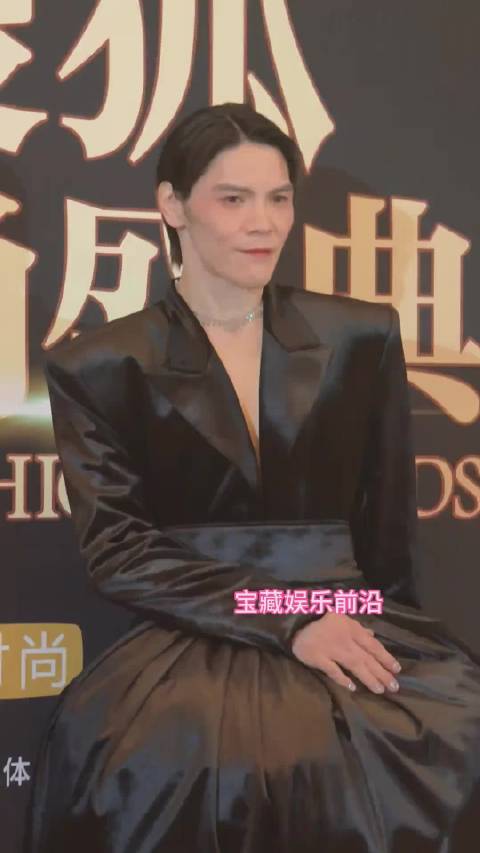 向佐长裙腰带搭配，他怎么了？