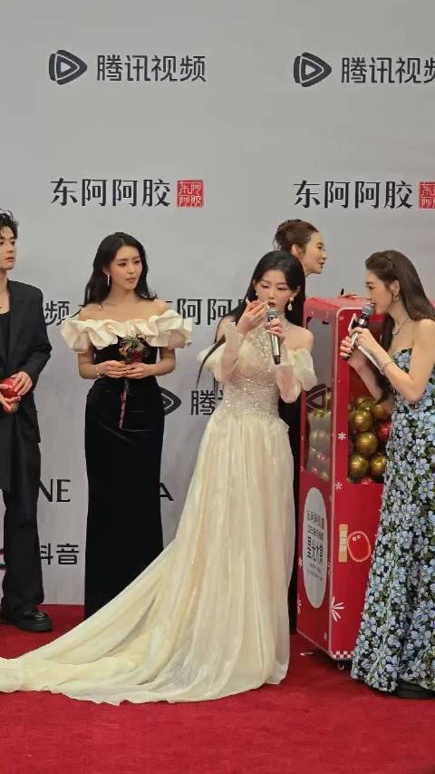 可可爱爱香香软软的雪儿一枚～一直在拎裙子哈哈哈 ，宫廷风超漂亮的