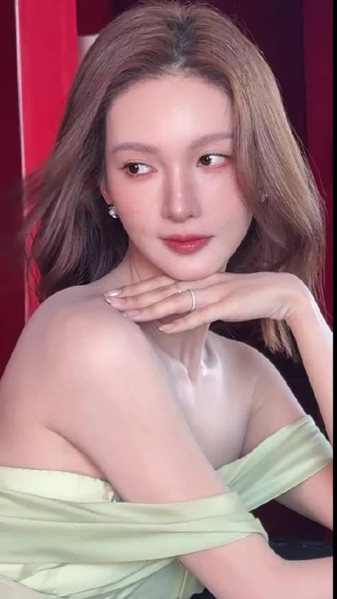 金晨皮肤好好啊，而且这个嫩绿色也太显白了吧，真的好美啊姐姐！