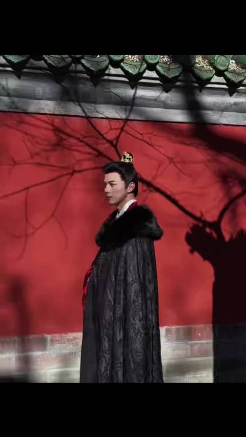 叶祖新红墙拍物料，顾玉站立引剧粉狂喜