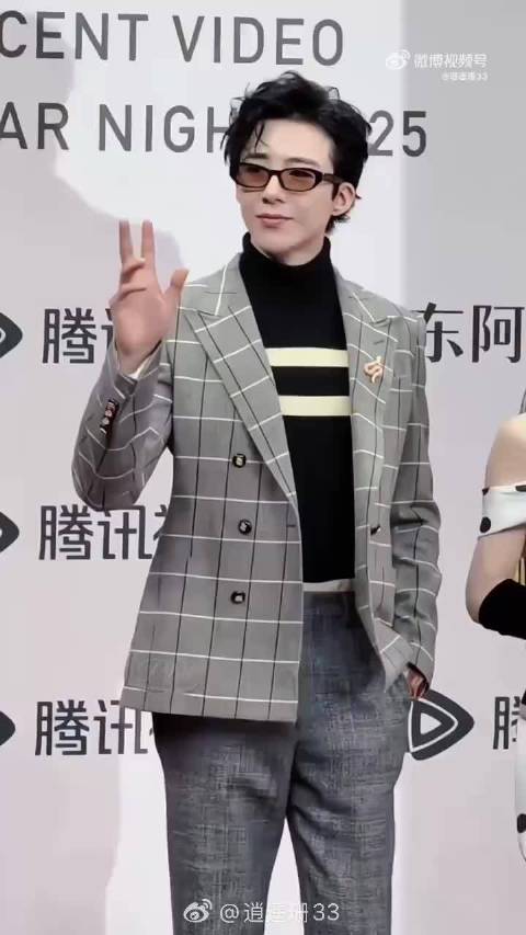 刘宇宁红毯造型气场全开，复古西装演绎大哥风范