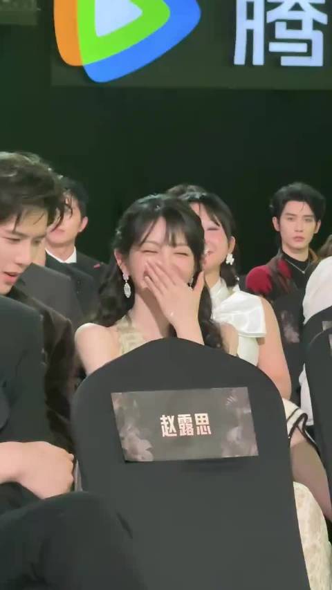 田曦薇 被王安宇 一句话逗笑！ 星光大赏