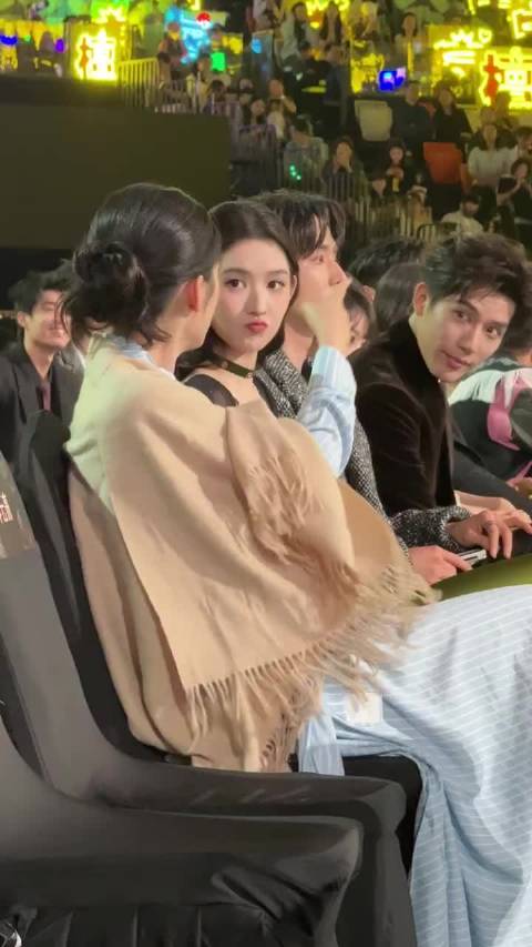 星光大赏内场周也王玉雯热聊,王安宇田曦薇互动