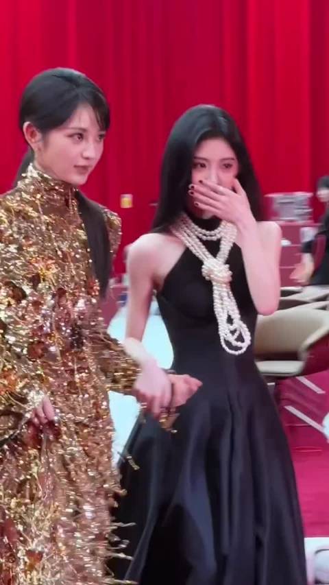 鞠婧祎田曦薇后台首度同框牵手