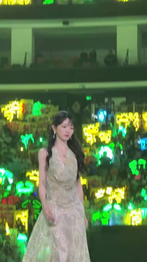 田曦薇走路粉来也！