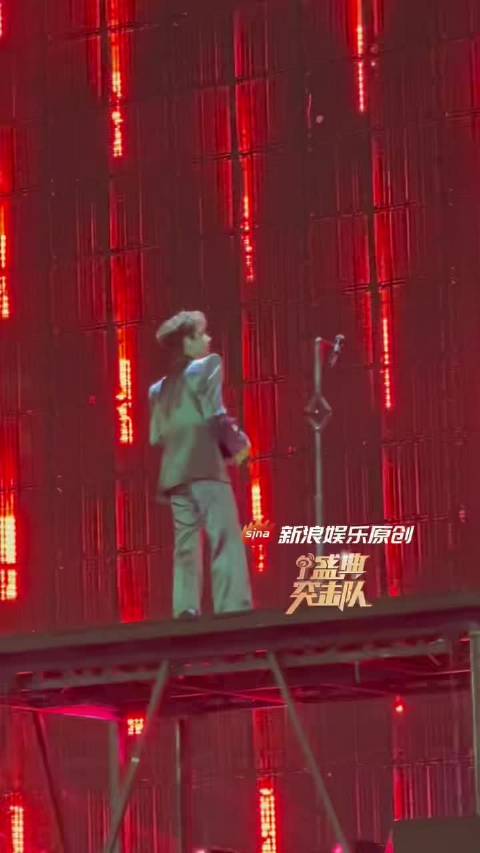 汪苏泷戴礼帽登场帅炸！嗓音自带混响buff，谁的DNA动了