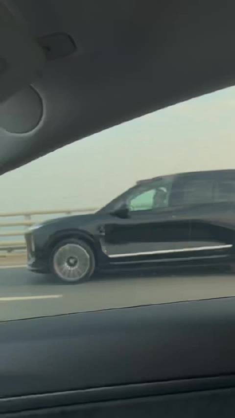 下午大胡子硬要开我的 ES8 去试驾…被拍到了 幸好没在挖鼻屎