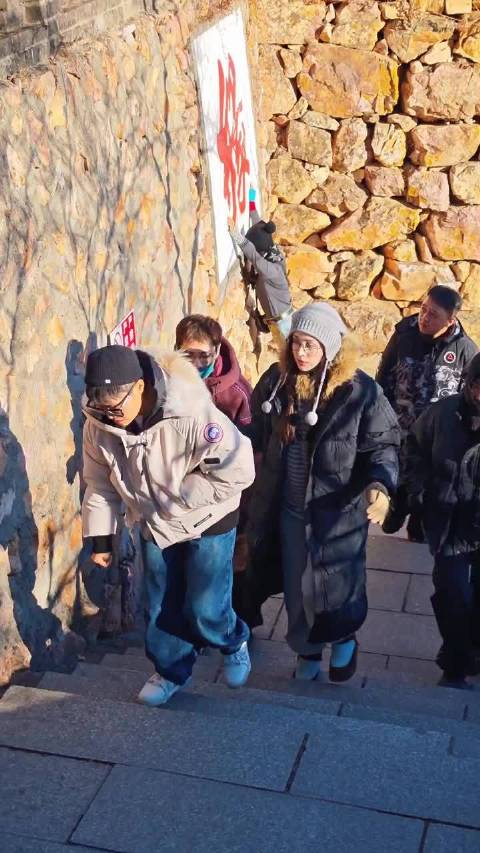 网友大孤山偶遇娜扎，赞其皮肤状态佳