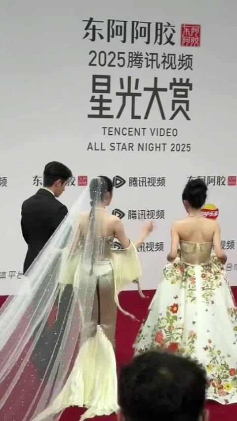 周也丞磊星光大赏红毯同框，黑白配造型惊艳全场