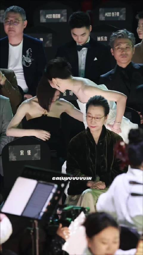 秦岚任素汐现场互加微信引合作期待